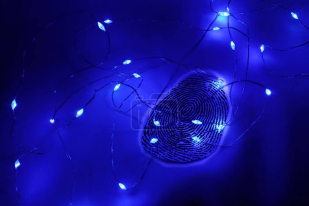 Foto de Una huella dactilar azul grande con fondo azul con luces - Imagen libre de derechos