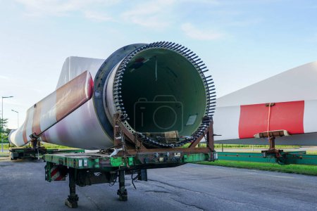 Foto de Semirremolque de carga baja con piezas de generadores eólicos usados de gran tamaño en el estacionamiento - Imagen libre de derechos