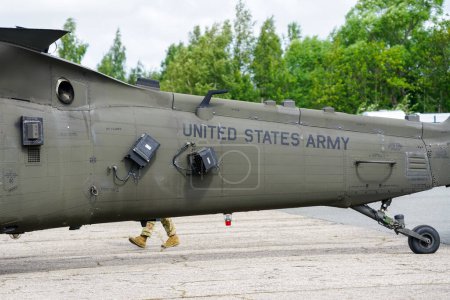 Téléchargez les photos : Liepaja, Lettonie - 7 août 2022 : Partie arrière de l'hélicoptère Sikorsky UH-60 Black Hawk avec inscription United States Army - en image libre de droit