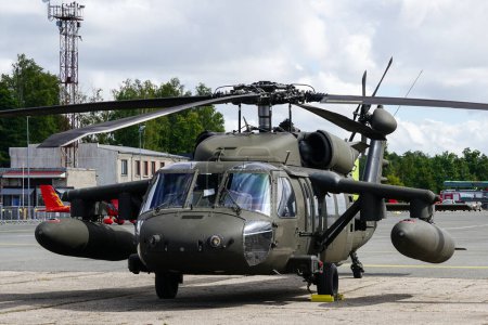 Téléchargez les photos : Liepaja, Lettonie - 7 août 2022 : Hélicoptère militaire Sikorsky UH-60 Black Hawk de l'armée américaine après avoir atterri à l'aéroport, vue de face - en image libre de droit