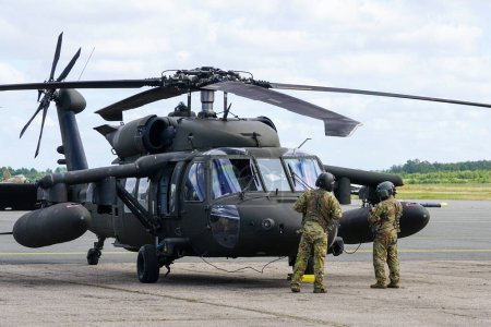 Téléchargez les photos : Liepaja, Lettonie - 7 août 2022 : hélicoptère Sikorsky UH-60 Black Hawk avec pilotes avant le décollage de l'aéroport - en image libre de droit