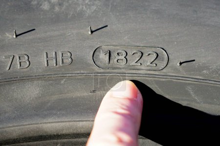 Téléchargez les photos : Vue latérale du pneu neuf avec indication de la semaine et de l'année de production du pneu, marquage des pneus - en image libre de droit