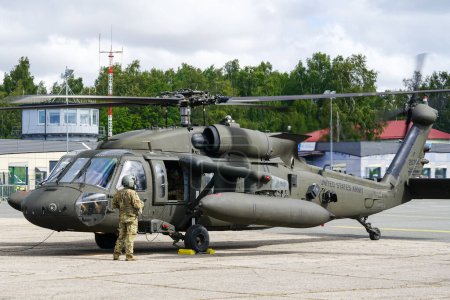 Téléchargez les photos : Liepaja, Lettonie - 7 août 2022 : Hélicoptère militaire Sikorsky UH-60 Black Hawk de l'armée américaine avec équipage après avoir atterri à l'aéroport lors du Baltique International Air Show - en image libre de droit