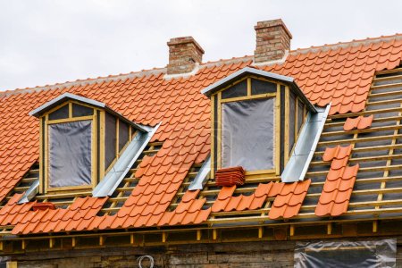 Foto de Restauración de las estructuras de madera del techo y baldosas de arcilla sustitución de techos de la casa histórica - Imagen libre de derechos