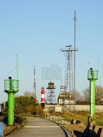 Foto de Varios equipos de señalización y comunicación portuaria, faro, radar, linternas, torres de comunicación, equipos de navegación - Imagen libre de derechos