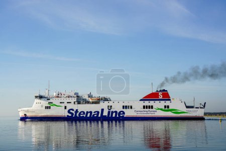 Téléchargez les photos : Liepaja, Lettonie- Mai 09, 2023 : Stena Line ferry Stena Flavia quitte le port de Liepaja, émettant de la fumée noire, chargé de passagers, voitures et camions - en image libre de droit