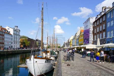 Foto de Copenhague, Dinamarca 27 de mayo de 2023: hermosas casas y barcos de colores en el distrito de Nyhavn en Copenhague, Dinamarca, Europa - Imagen libre de derechos