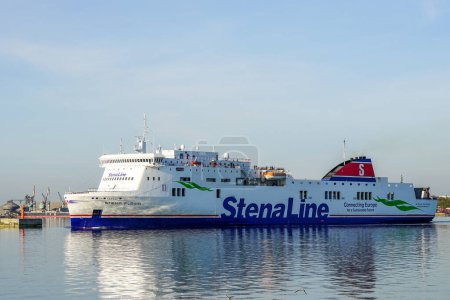 Téléchargez les photos : Liepaja, Lettonie- 09 mai 2023 : Stena Line ferry Stena Flavia quitte le port de Liepaja, construit en 2008, longueur 186,5m, chargé de passagers, de voitures et de camions - en image libre de droit
