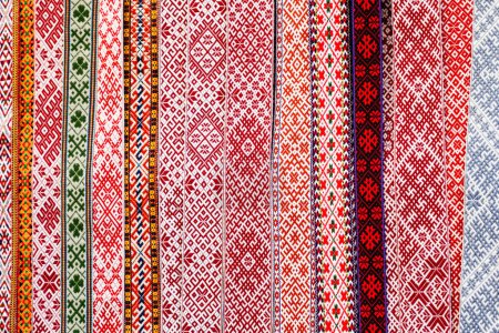Tradicional colorido hecho a mano tejida báltico nacional estampado cinturones de tela fondo, adornos recurrentes, patrones tradicionales, Letonia