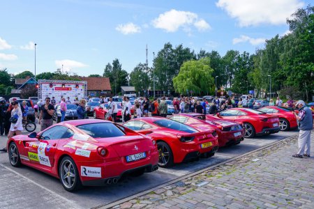 Foto de Liepaja, Letonia - 20 de julio de 2023: evento europeo de propietarios de automóviles Ferrari y exposición pública de automóviles, Ferrari 599 GTB Fiorano en primer plano - Imagen libre de derechos
