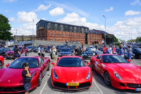 Foto de Liepaja, Letonia 20 de julio de 2023: evento europeo de propietarios de automóviles Ferrari y exposición pública de automóviles, Ferrari 488 GTB, 458 Italia y 599 GTB Fiorano vista frontal - Imagen libre de derechos