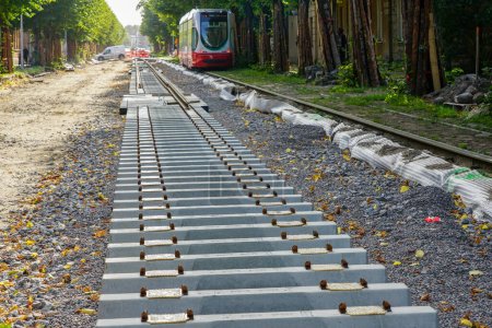 Téléchargez les photos : Poser de nouveaux rails de tramway sur les nouvelles traverses en béton avec des tampons en polyuréthane qui réduisent les vibrations et les émissions sonores, et isole le rail - en image libre de droit