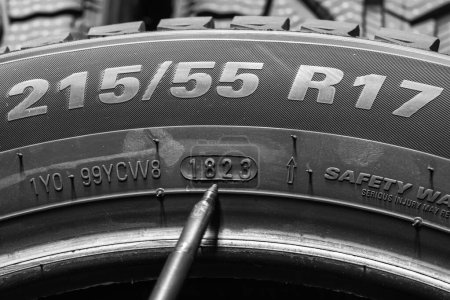 Foto de Vista lateral del neumático con indicación de anchura y altura del neumático, diámetro de la rueda, semana de producción y año, indicación de semana y año de fabricación - Imagen libre de derechos