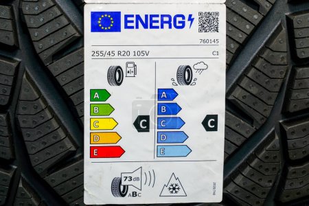 Téléchargez les photos : Nouvel étiquetage des pneus de l'Union européenne avec des informations sur le niveau de bruit, la distance de freinage et l'efficacité énergétique - en image libre de droit