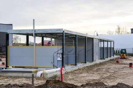 Foto de Sitio de construcción de un nuevo edificio moderno de lavado de autos operado por monedas autolimpias de varias bahías - Imagen libre de derechos