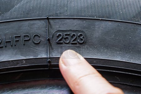 Foto de Vista lateral del neumático con indicación de la semana y el año de fabricación del neumático, marcado de la fecha de producción del neumático - Imagen libre de derechos