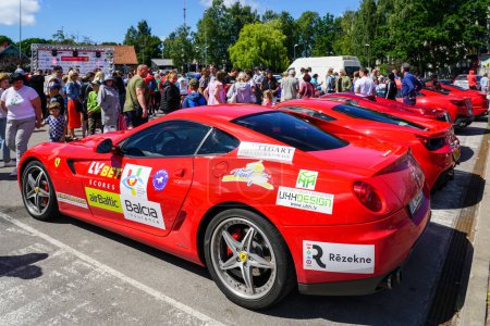 Foto de Liepaja, Letonia - 20 de julio de 2023: evento europeo de propietarios de automóviles Ferrari y exposición pública de automóviles, Ferrari 599 GTB Fiorano en primer plano - Imagen libre de derechos