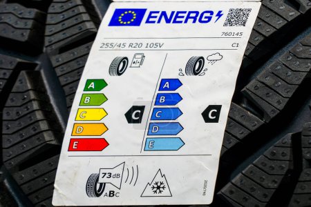 Téléchargez les photos : Nouvel étiquetage des pneus de l'Union européenne avec des informations sur le niveau de bruit, la distance de freinage et l'efficacité énergétique - en image libre de droit