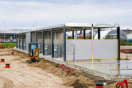 Foto de Sitio de construcción de la nueva estación de servicio de lavado de autos operada por monedas autolimpias de gran tamaño y moderna - Imagen libre de derechos