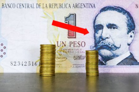 Foto de Concepto de caída del valor de la moneda argentina, símbolo del aumento de la inflación, caída del poder adquisitivo, fluctuaciones en el valor del peso - Imagen libre de derechos