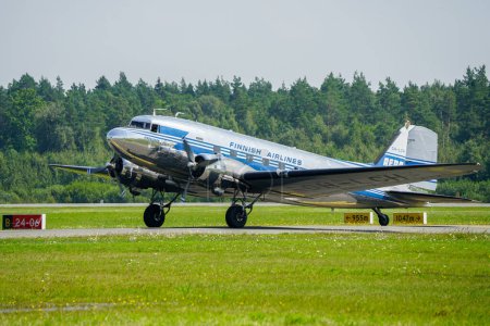 Foto de Liepaja, Letonia - 06 de agosto de 2023: Douglas DC3 avión desde Finlandia antes de despegar de una pista de aterrizaje del aeropuerto, - Imagen libre de derechos