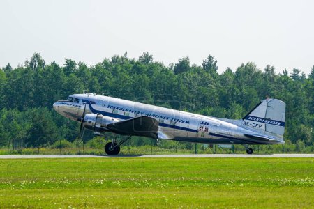 Foto de Liepaja, Letonia - 07 de agosto de 2022: Douglas DC3 avión desde Suecia antes de despegar de una pista de aterrizaje del aeropuerto - Imagen libre de derechos