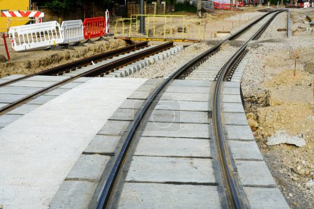 Téléchargez les photos : Poser de nouveaux rails de tramway sur les nouvelles traverses en béton avec des tampons en polyuréthane qui réduisent les vibrations et les émissions sonores, et isole le rail - en image libre de droit