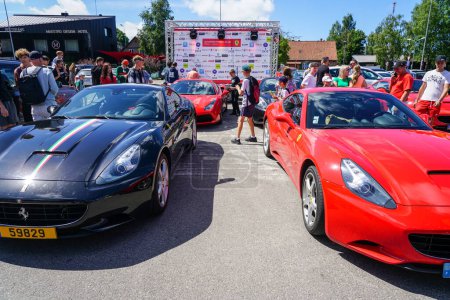 Foto de Liepaja, Letonia 20 de julio de 2023: evento europeo de propietarios de automóviles Ferrari y exposición pública de automóviles, dos Ferrari California, rojo y negro - Imagen libre de derechos