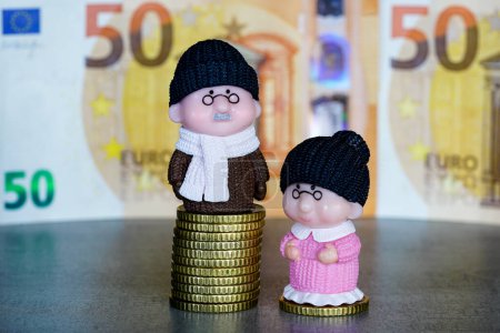 Figuren von alten Rentnern auf Stapeln von Geldmünzen unterschiedlicher Höhe, Konzept der unterschiedlichen Einkommen, Konzept der Gleichberechtigung der Geschlechter