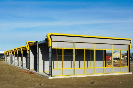 Baustelle einer neuen, modernen, großen, selbstreinigenden Münzwaschanlage, Hochdruckreinigungsstation für Fahrzeuge
