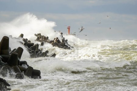Große Welle bricht auf Wellenbrecher, stürmische See, krachende Wellen, Wellenplätschern, schlechtes Wetter, Hurrikan-Saison, Küstensturm