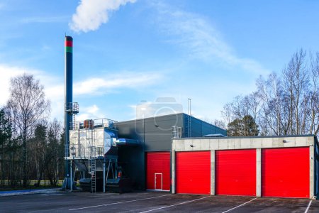 Nueva casa moderna de calderas de biocombustible de viruta de madera para aumentar la eficiencia de la producción de energía térmica a partir de recursos de energía renovable, planta de energía térmica moderna