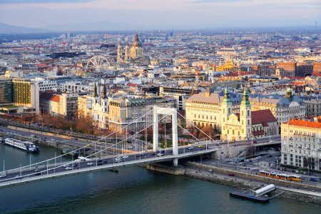 Schönes Budapest-Panorama mit Donau und Brücken vom Gellert-Berg, wolkenverhangener Himmel