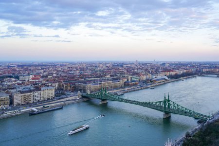 Danube avec pont Liberty ou pont Freedom à Budapest, remblai avec panorama sur la ville, vue depuis la colline de Gellert
