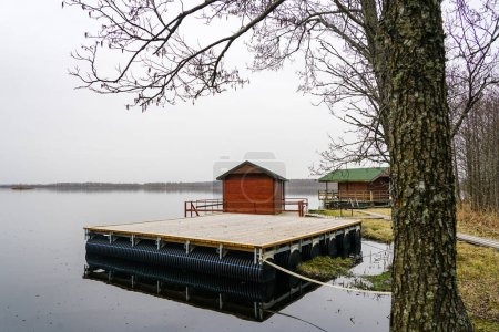 Grandes plates-formes flottantes en bois sur des pontons avec des maisons de vacances dans le lac pour les loisirs et la pêche sur l'eau