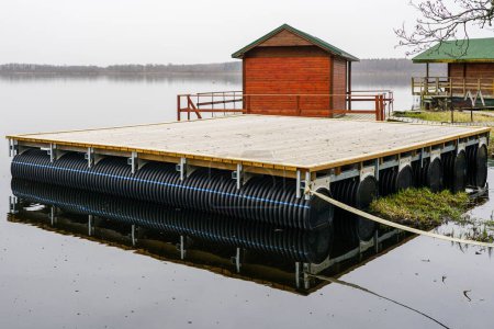 Grandes plates-formes flottantes en bois sur des pontons avec des maisons de vacances dans le lac pour les loisirs et la pêche sur l'eau