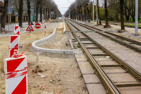 Unvollendeter Bau einer modernen Niederflur-Straßenbahnhaltestelle und Austausch der Straßenbahnschienen auf einer Stadtstraße
