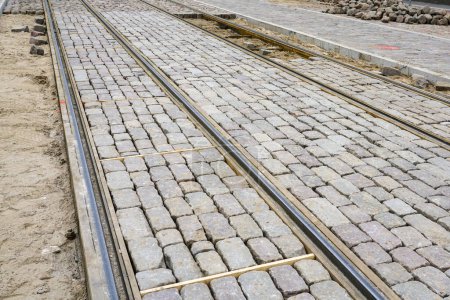 Neu ersetzte Straßenbahngleise und Mittelspurbelag mit historischen würfelförmigen Granitpflastersteinen