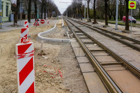 Unvollendeter Bau eines neuen modernen Niederflurbahnsteigs und Austausch der Straßenbahnschienen an einer Stadtstraße