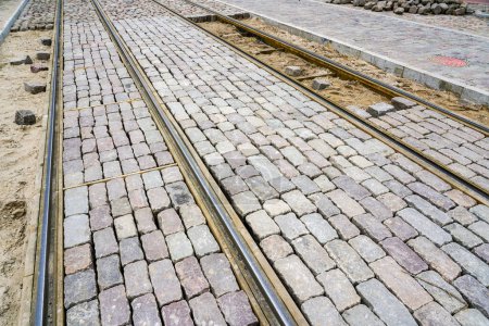 Die Straßenbahnschienen wurden gerade ausgetauscht und die mittlere Fahrbahndecke mit historischen würfelförmigen Granitpflastersteinen gepflastert.