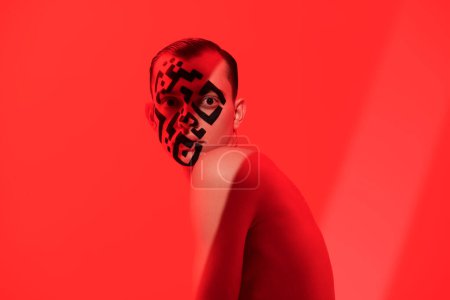 Coronavirus-Impfung. Kunstporträt eines jungen Mannes mit nacktem Oberkörper und QR-Code im Gesicht auf leuchtend rotem Hintergrund. Globale Personendatenbanken, Kontrolle über eine Person.