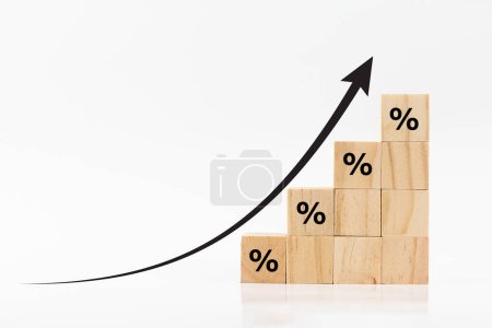 Stapeln Sie Holzblöcke mit Prozentsymbol und Pfeil nach oben auf weißem Hintergrund. Die Wirtschaft erholt sich. Zinssatzkonzept für Finanz- und Hypothekenzinsen. 