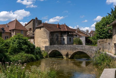 Téléchargez les photos : River Cuisance with Pond des Capucins bridge in Arbois on a summers day in the Jura, France. - en image libre de droit