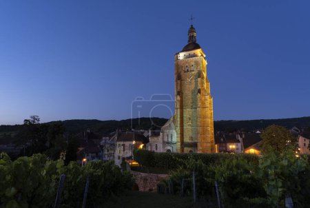 Téléchargez les photos : Church Saint-Just d'Arbois, of Arbois with vineyards on a summers day late in the evening in the Jura, France. - en image libre de droit