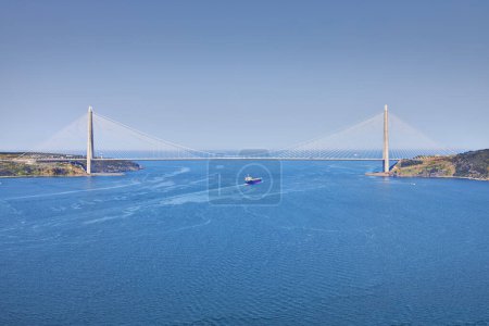 Foto de Yavuz Sultan Selim Bridge the north entrance in the Bosphorus strait in Turkey - Imagen libre de derechos