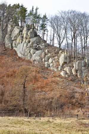 Paisaje natural geológico a lo largo del camino de las cuevas lugar turístico en el pueblo de Nucu, Bozioru, provincia de Buzau en Rumania