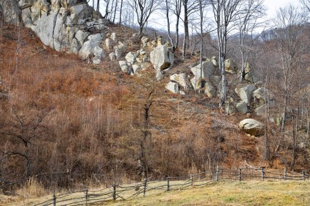 Paisaje natural geológico a lo largo del camino de las cuevas lugar turístico en el pueblo de Nucu, Bozioru, provincia de Buzau en Rumania