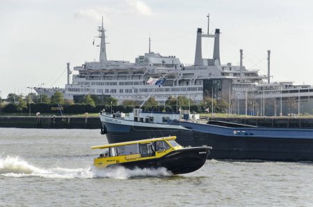 Téléchargez les photos : Rotterdam, Pays-Bas, le 26 octobre 2022 : un bateau-taxi, une péniche intérieure et un ancien bateau de croisière SS Rotterdam sur la rivière Nieuwe Maas et dans le port de Maashaven - en image libre de droit