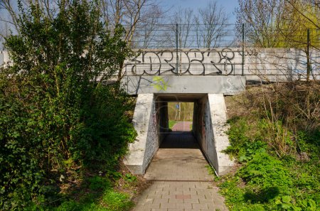 Foto de Schiedam, Países Bajos, 5 de abril de 2023: túnel estrecho para peatones y ciclistas bajo las vías del metro - Imagen libre de derechos