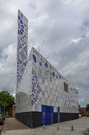 Foto de Enschede, Países Bajos, 9 de agosto de 2023: planta de calefacción con fachada decorativa en el barrio de Roombeek - Imagen libre de derechos